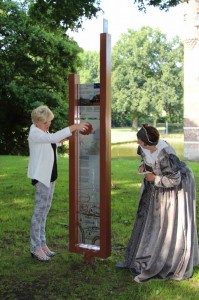 Wethouder Agnes Schaap doopt het nieuwe informatiepaneel lores