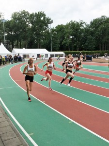 Diede Gerdsen tijdens NK junioren (2e meisjes van links)