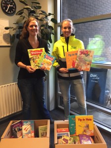 Overhandigen kinderboeken Kinderzwerfboek en Dar